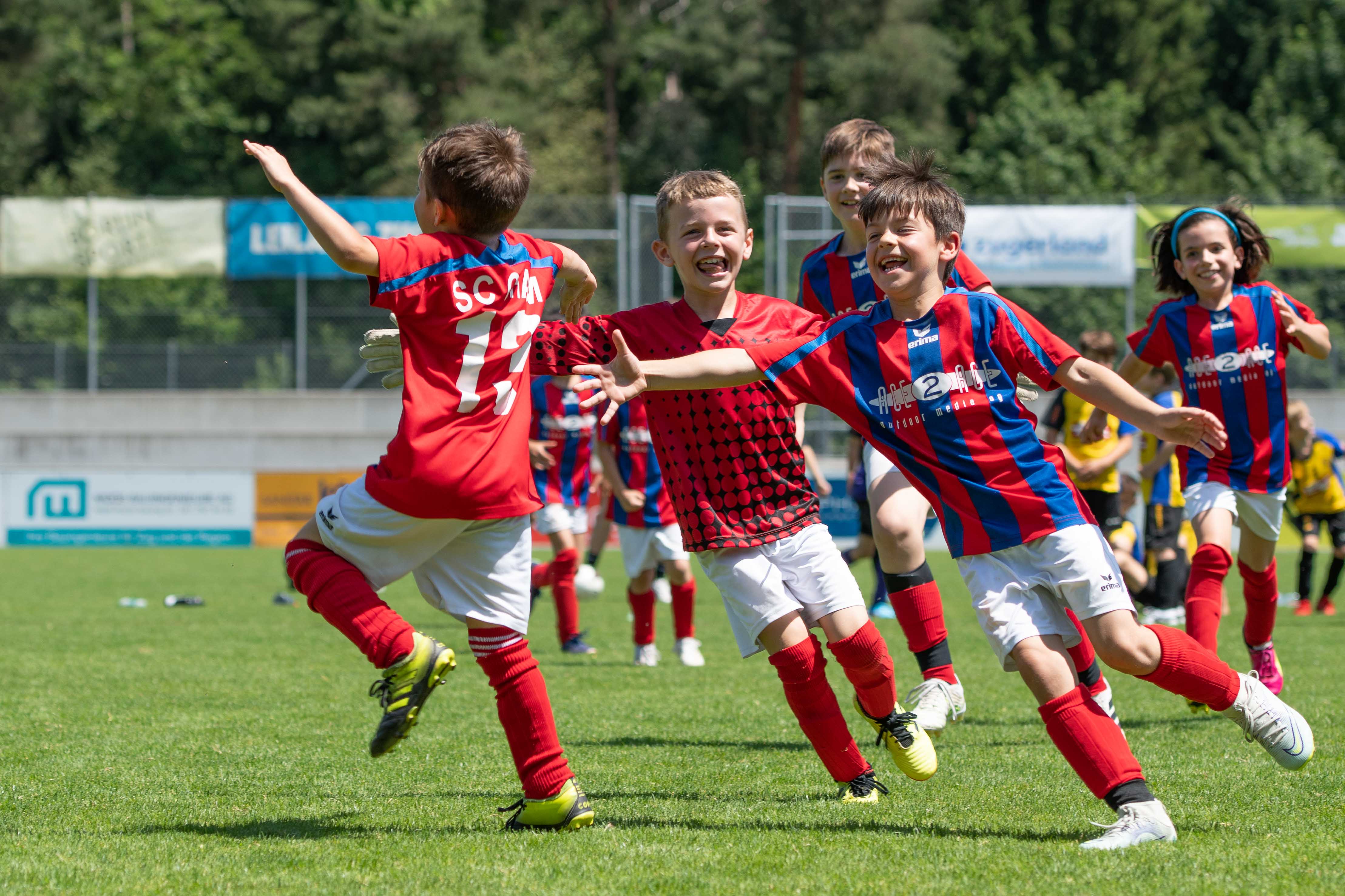 Fußball Mädchen Kinder Medaillen 15 x mit Deutschland-Bändern Pokal Turnier Kids 